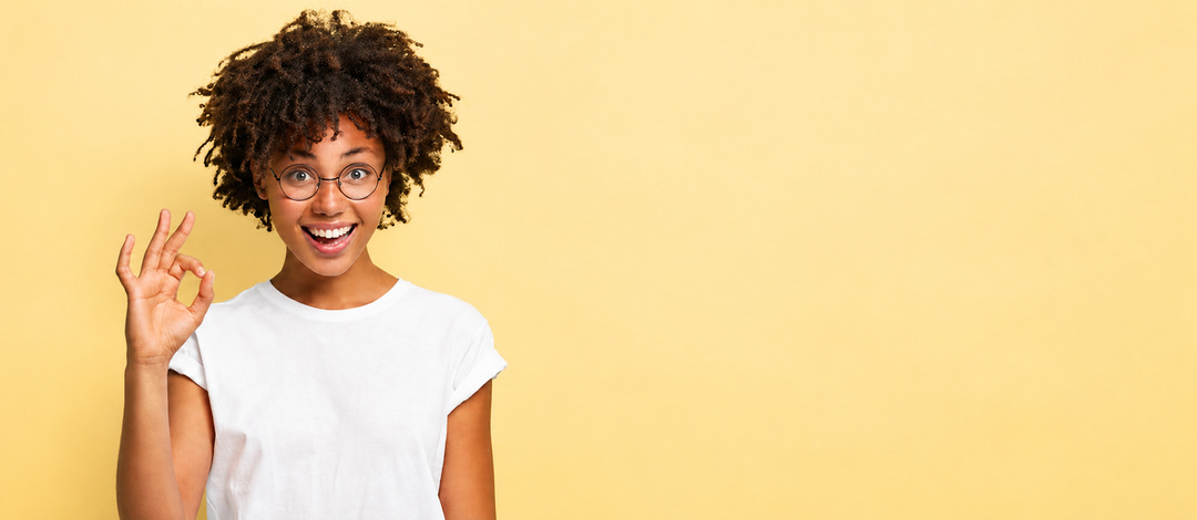 La Medit De La Semaine 1080x470 2 Une femme souriant faisant le signe "ok" de la main.